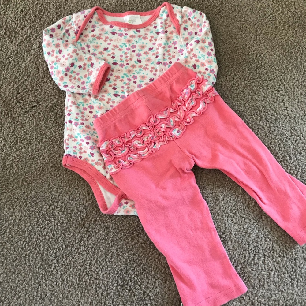 CLOSET CLOSING Floral & Ruffles Outfit